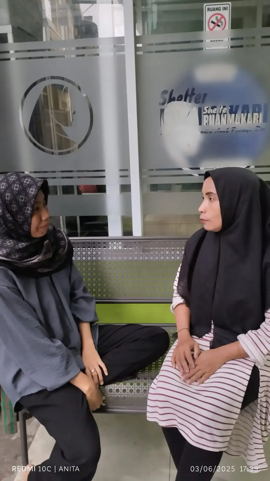 Memberikan arahan kepada warga  jika mereka mengalami kekerasan baik fisik maupun psikis  untuk melapor ke shelter kami